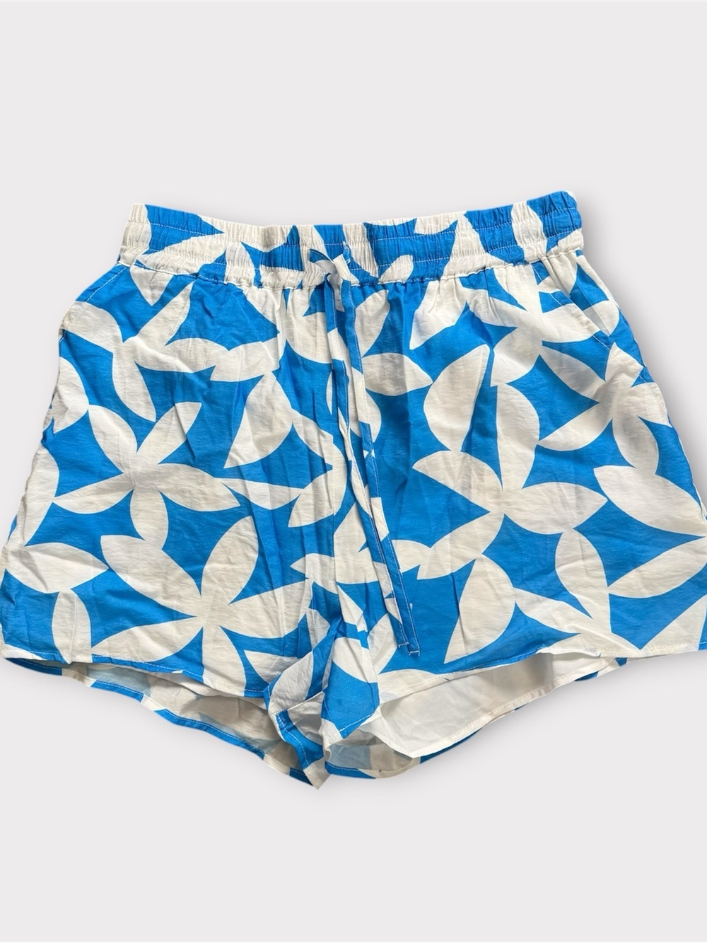 DAY + MOON Brooke Tropical Floral Print Short in Blue/White Coastal Size Medium